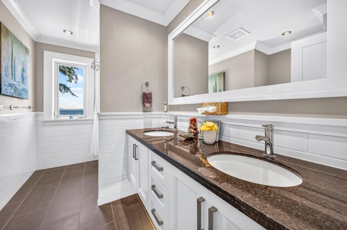 14533 Magdalen Avenue, White Rock, BC - Indoor Photo Showing Bathroom