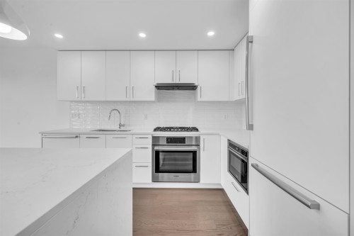 702-1588 Johnston Road, White Rock, BC 
