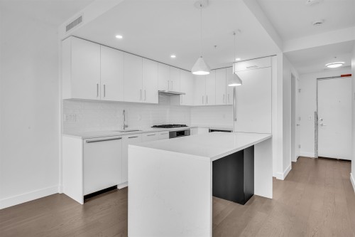 702-1588 Johnston Road, White Rock, BC 