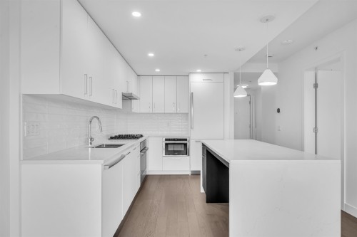 702-1588 Johnston Road, White Rock, BC 