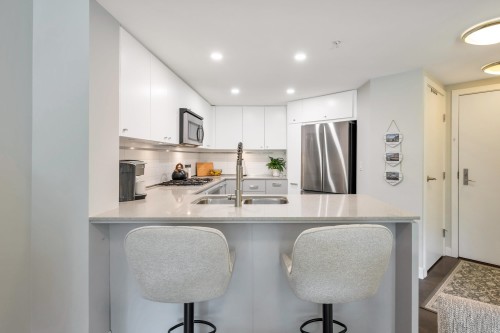 207-2950 King George Boulevard, Surrey, BC 
