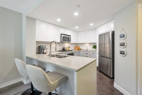 207-2950 King George Boulevard, Surrey, BC 