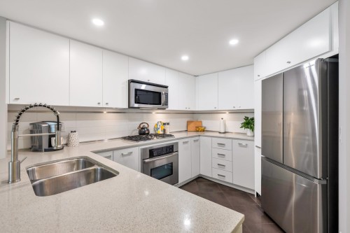 207-2950 King George Boulevard, Surrey, BC 