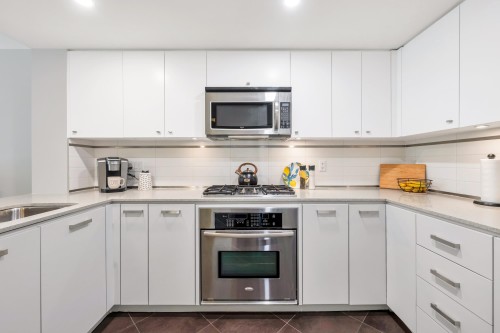 207-2950 King George Boulevard, Surrey, BC 