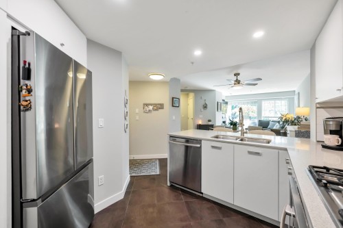207-2950 King George Boulevard, Surrey, BC 