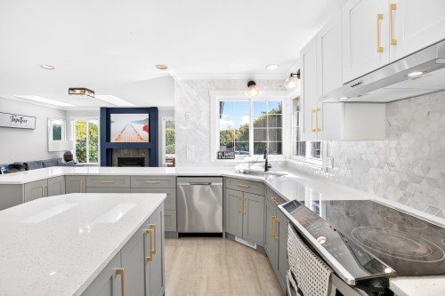 1065 King George Boulevard, Surrey, BC 