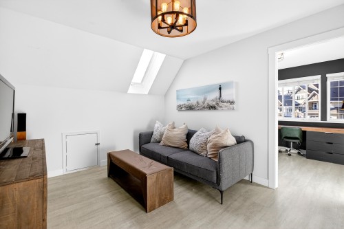 1065 King George Boulevard, Surrey, BC 