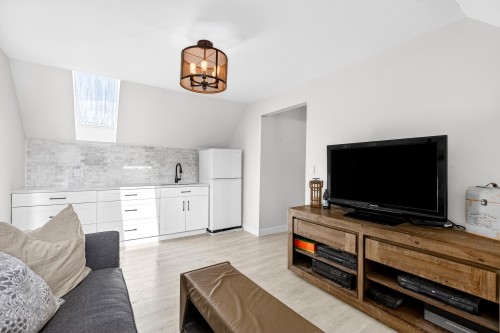1065 King George Boulevard, Surrey, BC 