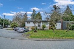 12521 Grove Crescent Surrey, BC V3V 2L6