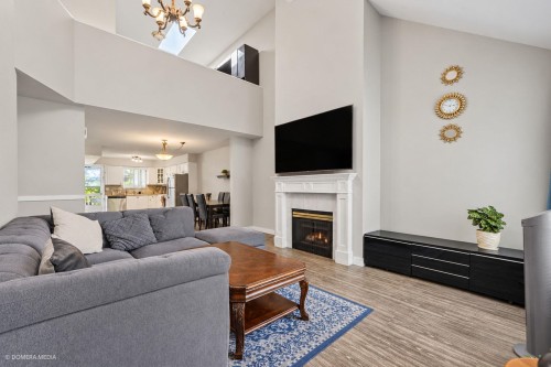 215-7838 120A Street, Surrey, BC 