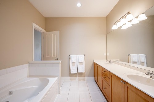 3-15425 Rosemary Heights Crescent, Surrey, BC 