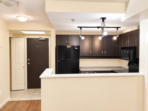 3F-10866 City Parkway , Surrey, BC V3T 5W9 2