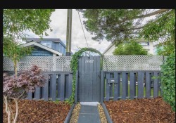 15582 Victoria Avenue White Rock, BC V4B 1H7