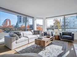 1 5885 YEW STREET  Vancouver, BC V6M 3Y5
