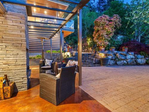 8735 Lawrence Way, West Vancouver, BC 