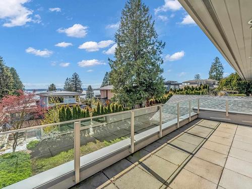 2566 Marine Drive, West Vancouver, BC 