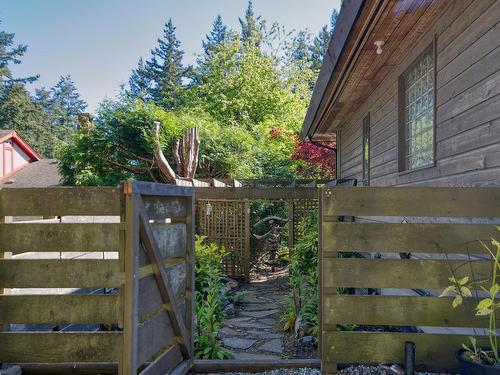 7104 Dale Road, Sechelt, BC 