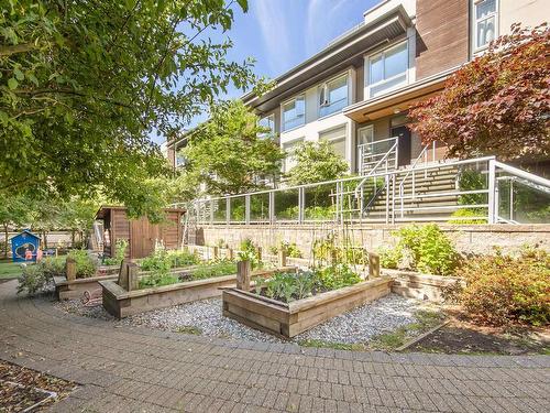 222 735 W 15Th Street, North Vancouver, BC 