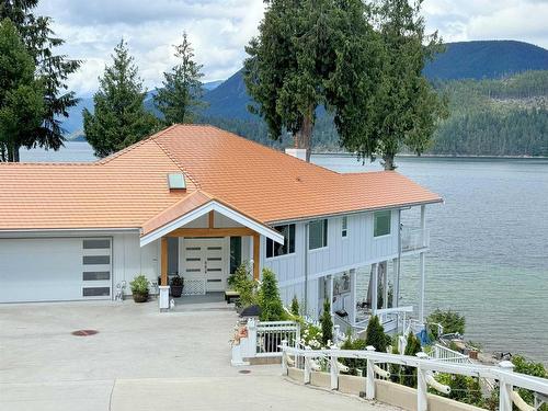 6406 North Gale Avenue, Sechelt, BC 