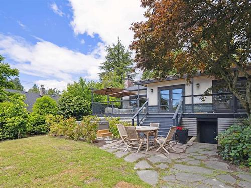 2486 Lawson Avenue, West Vancouver, BC 