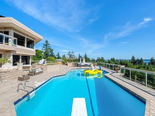 4060 Almondel Road, West Vancouver, BC 