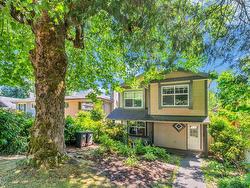 1553 BURRILL AVENUE  North Vancouver, BC V7K 1L8