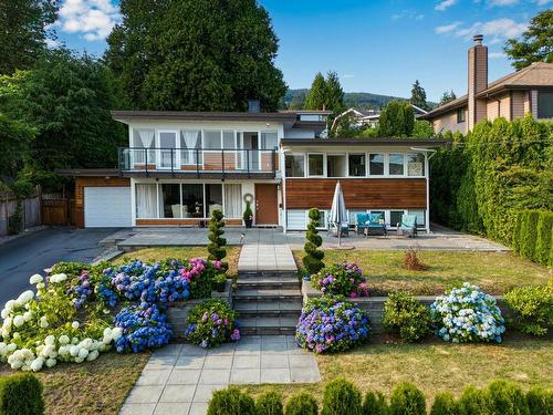 1555 Lawson Avenue, West Vancouver, BC 