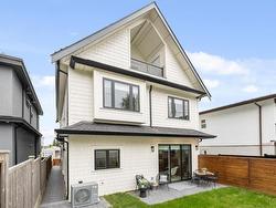 2 736 E 32ND AVENUE  Vancouver, BC V5V 2Y6