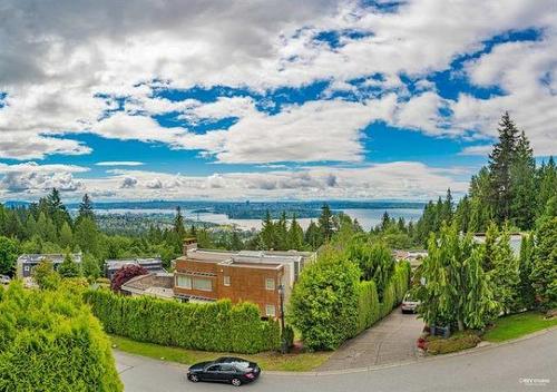 2585 Westhill Way, West Vancouver, BC 