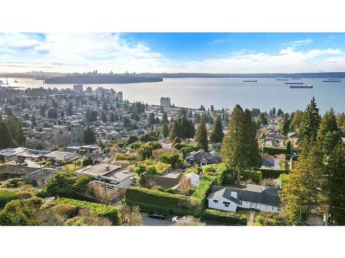 2580 Queens Avenue, West Vancouver, BC 