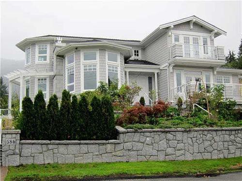 586 Silverdale Place, North Vancouver, BC 