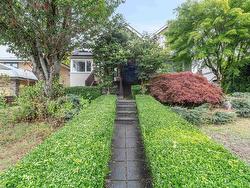 1259 INGLEWOOD AVENUE  West Vancouver, BC V7T 1Y7