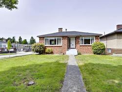 3205 E 2ND AVENUE  Vancouver, BC V5M 1G2