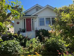 3042 E 17TH AVENUE  Vancouver, BC V5M 2N6