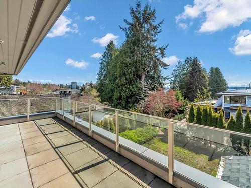 2566 Marine Drive, West Vancouver, BC 