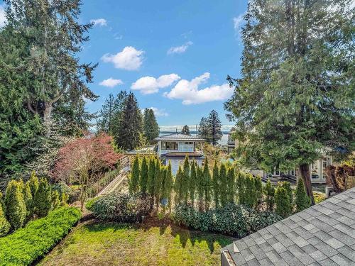 2566 Marine Drive, West Vancouver, BC 