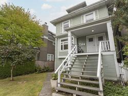 2960 W 2ND AVENUE  Vancouver, BC V6K 1K4