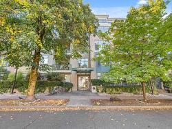 111 2028 W 11TH AVENUE  Vancouver, BC V6J 2C9