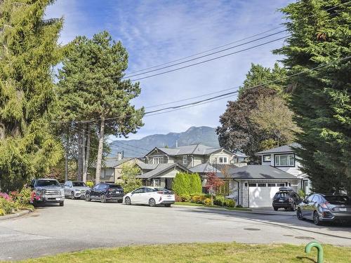 2273 Hazellynn Place, North Vancouver, BC 