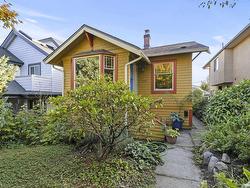 3256 E GEORGIA STREET  Vancouver, BC V5K 2L3