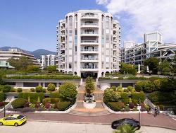 304 168 CHADWICK COURT  North Vancouver, BC V7M 3L4