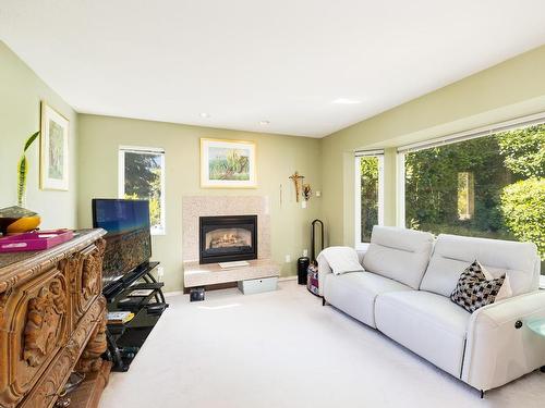 2171 Deep Cove Road, North Vancouver, BC 