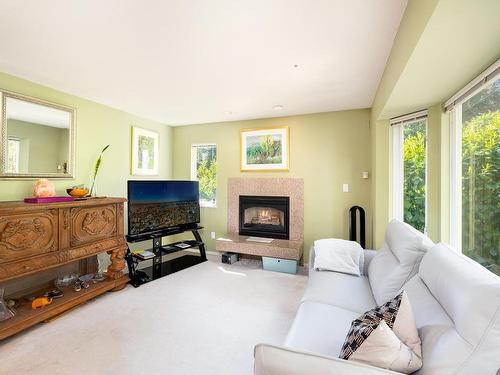 2171 Deep Cove Road, North Vancouver, BC 