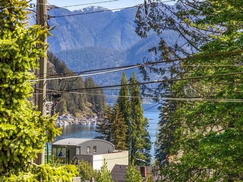 2171 Deep Cove Road, North Vancouver, BC 