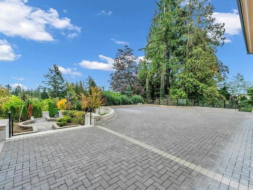 565 Robin Hood Road, West Vancouver, BC 