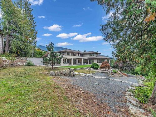 565 Robin Hood Road, West Vancouver, BC 