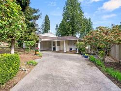 2094 INGLEWOOD AVENUE  West Vancouver, BC V7V 1Z4