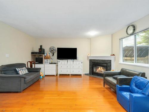 22 828 W 16Th Street, North Vancouver, BC 