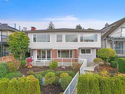 1231 MARINE DRIVE  West Vancouver, BC V7T 1B4