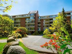 304 4101 YEW STREET  Vancouver, BC V6L 3B7